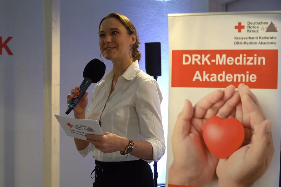 Komplexe Themen publikumsgerecht verpacken: Messemoderatorin Kathrin Jakubik unterstützt dabei